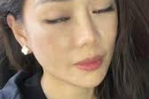 迪丽热巴深V造型登热搜引争议粉丝心疼担心走光审美讨论激烈